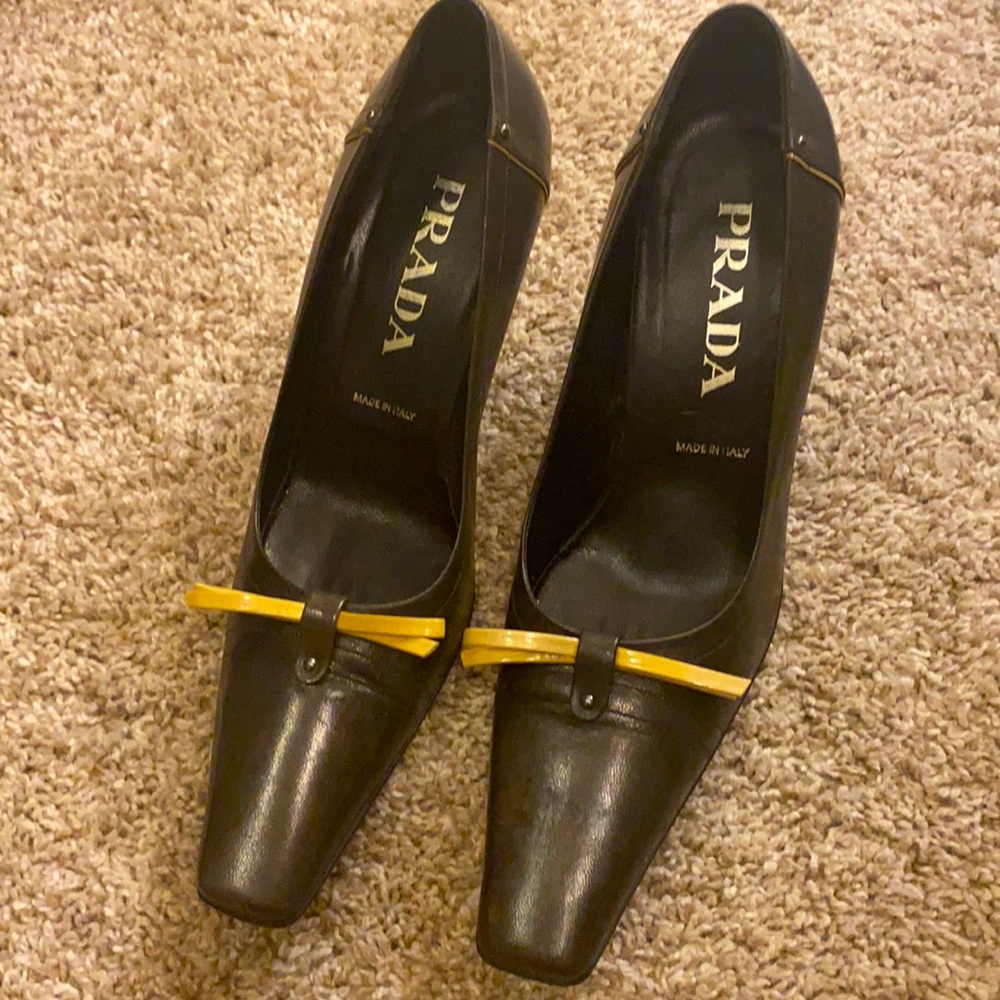 🔥🔥🔥Prada pumps great condition worn only once